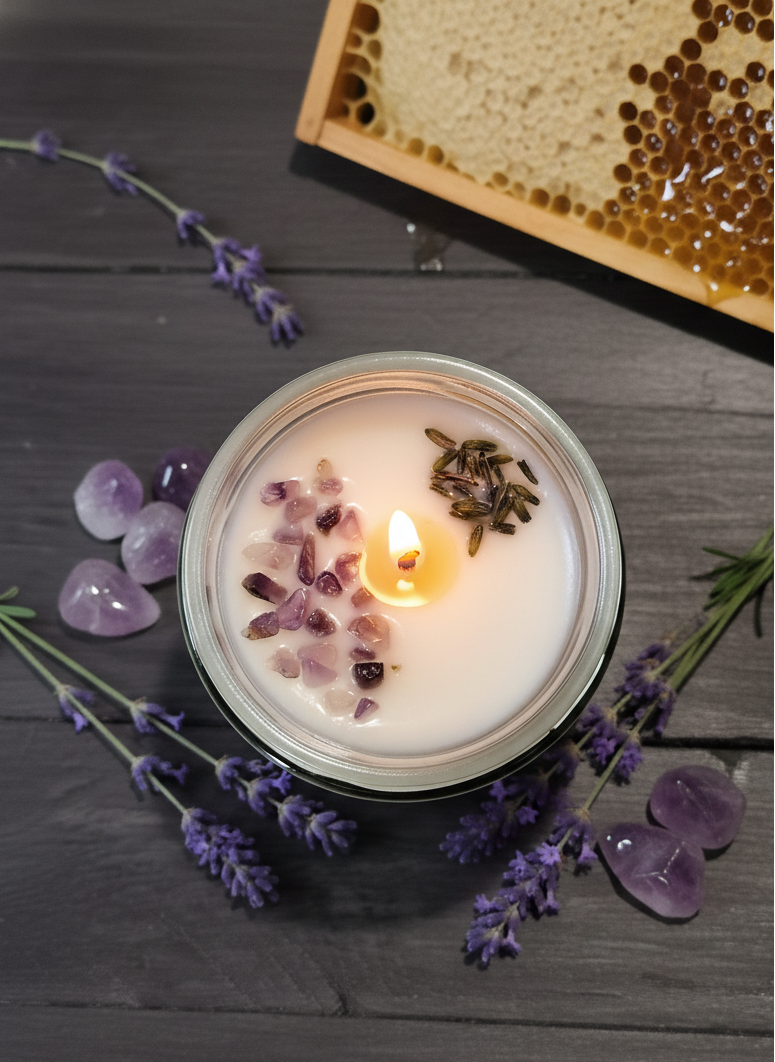 Detalle primer plano de la Amatista y flores de lavanda en vela Somnia de Wakalit.